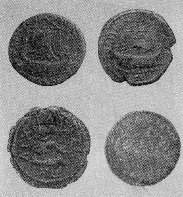 Монеты с изображением судов, чеканенные в римское время в городах западного Черноморского побережья, — свидетельство оживленного судоходства. Внизу слева изображен дельфин между двумя рыбами — монета из Анхиало