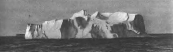 Айсберг в Атлантическом океане