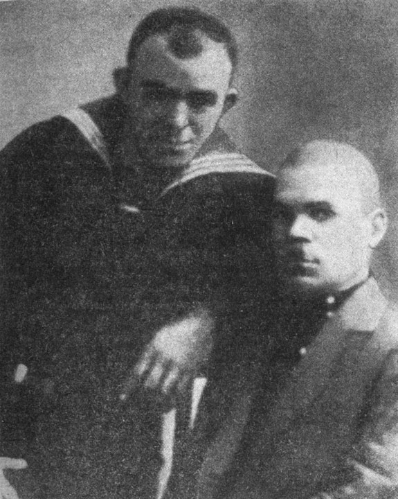 Курсант С. П. Лисин с отцом Прокофием Алексеевичем. Ленинград. 1935 г.